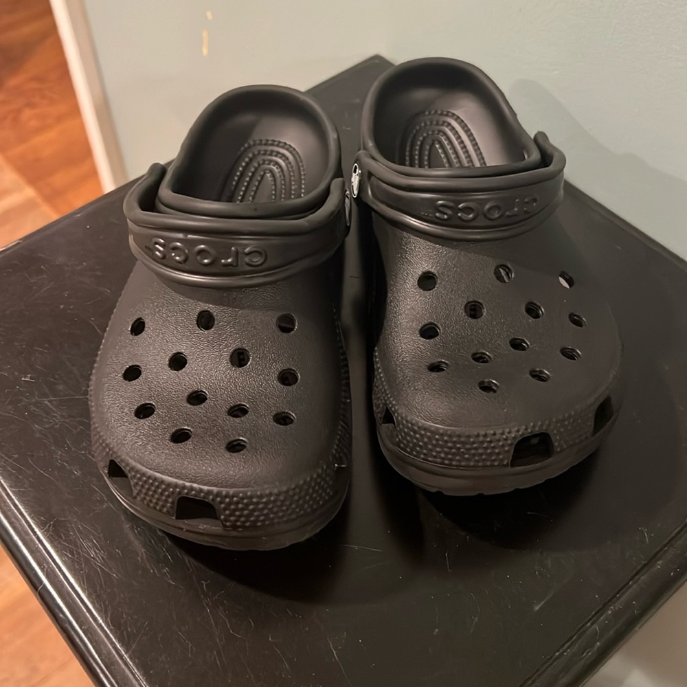 Black crocs size 2, big kids.  Girl or boy.